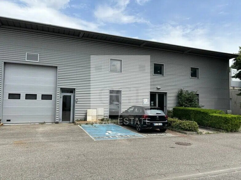 Flex in Lyon for lease - Building Photo - Image 1 of 9