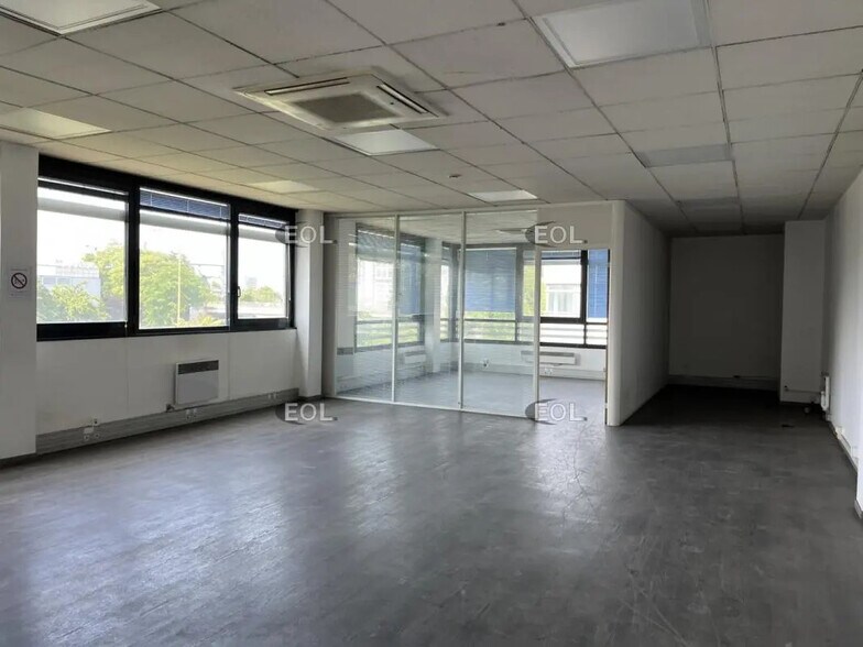 Flex in Gennevilliers for lease - Building Photo - Image 3 of 4