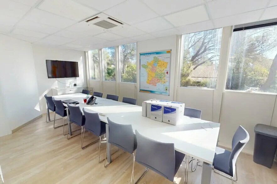 Office in Saint-Raphaël for lease - Building Photo - Image 3 of 10