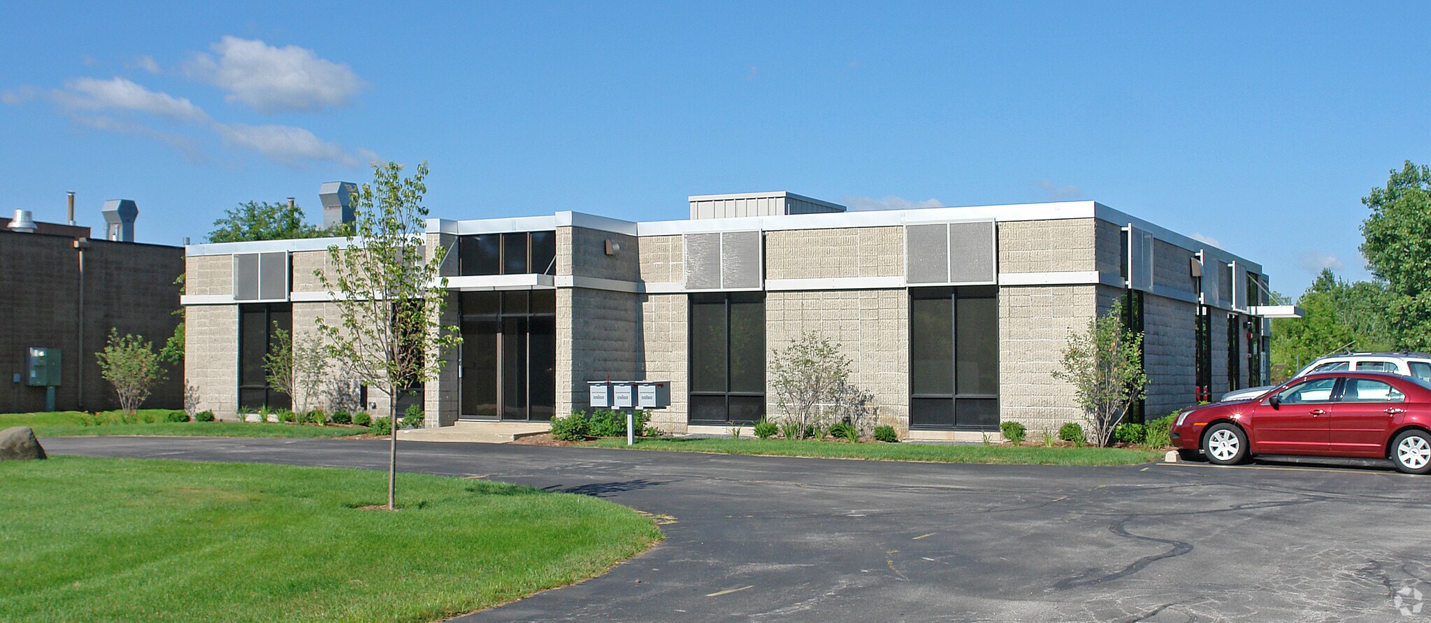1675 N Barker Rd, Brookfield, WI for sale Primary Photo- Image 1 of 1