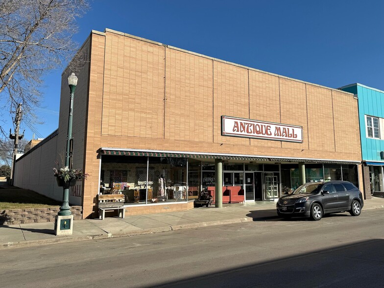 412 N Main St, Mitchell, SD for sale - Primary Photo - Image 1 of 1