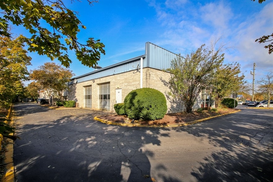 1801-1811 W Wise Rd, Schaumburg, IL for sale - Building Photo - Image 2 of 6