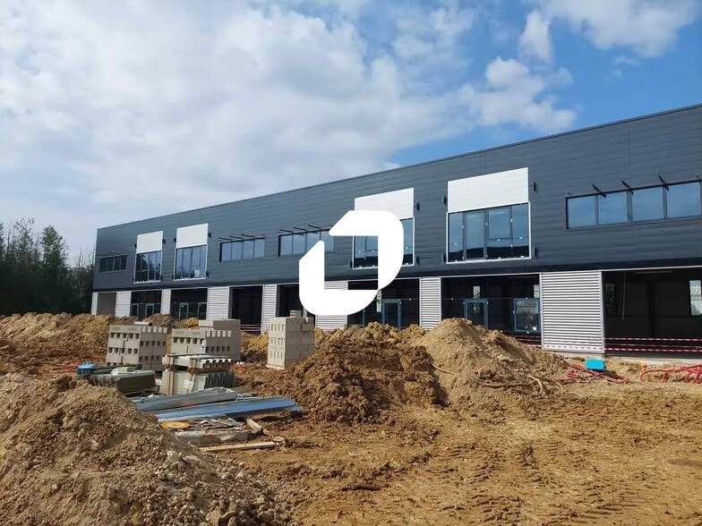 Flex in Plaisir for lease - Building Photo - Image 3 of 10