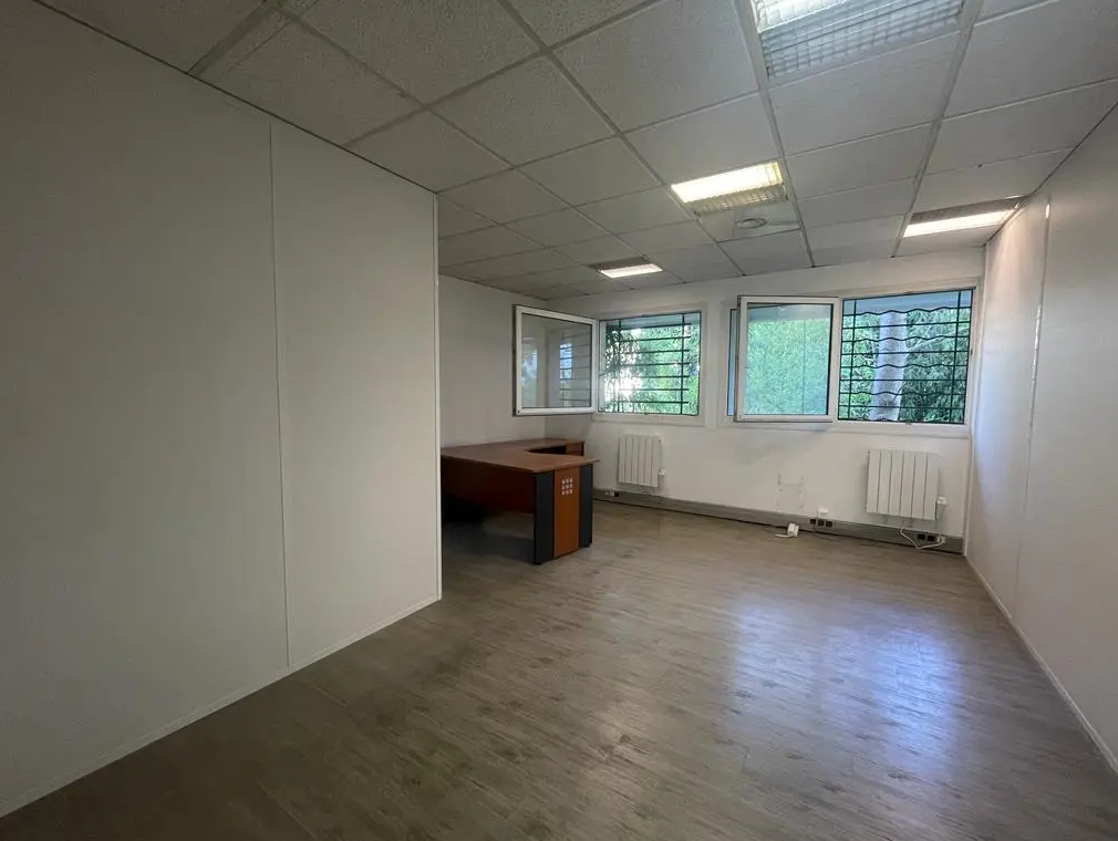 Office in Colombes for lease Interior Photo- Image 1 of 5