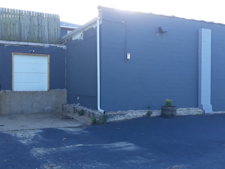 834 Lemay Ferry Rd, Saint Louis, MO for lease - Building Photo - Image 2 of 9