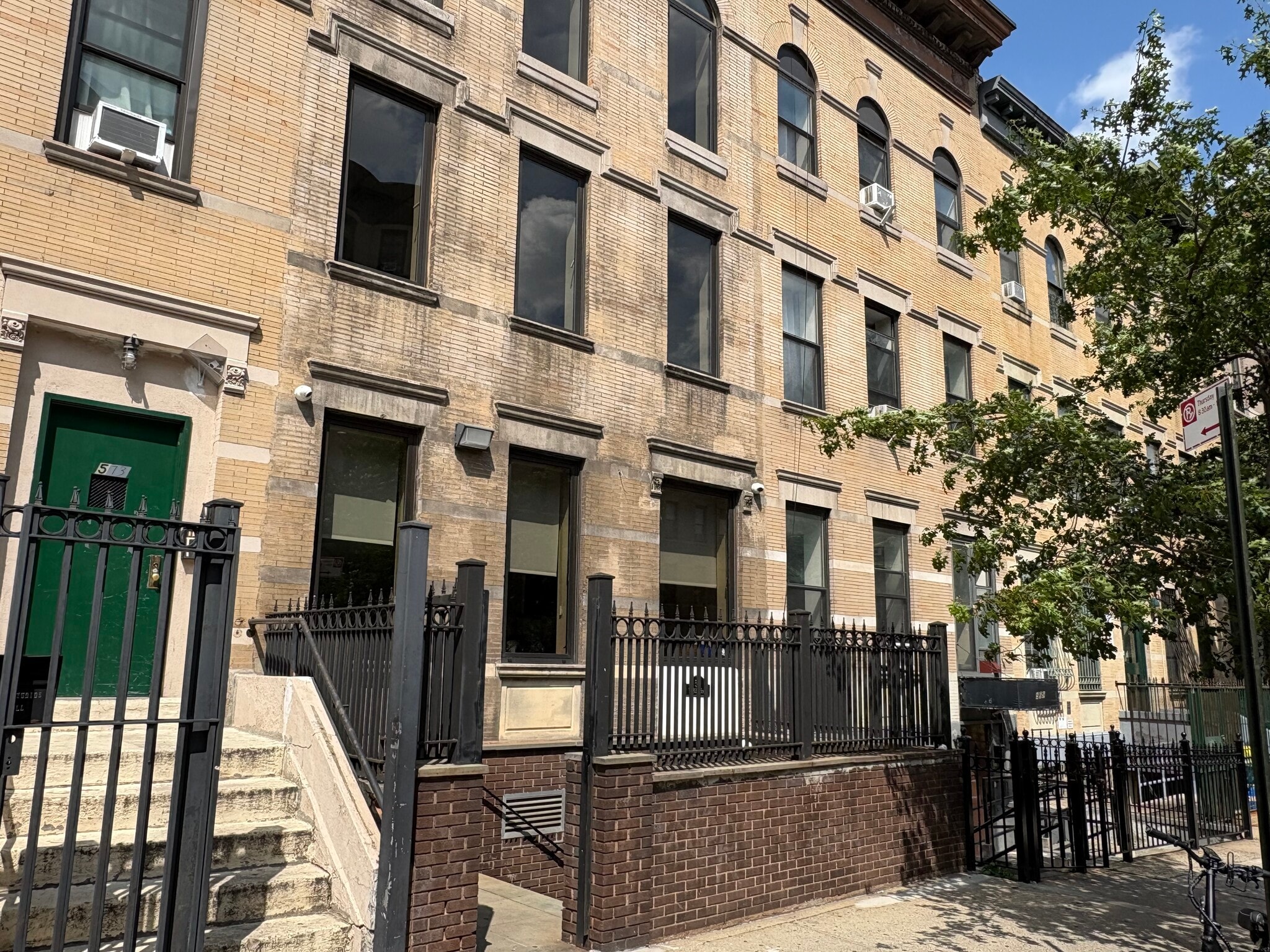 571 W 183rd St, New York, NY for lease Building Photo- Image 1 of 8