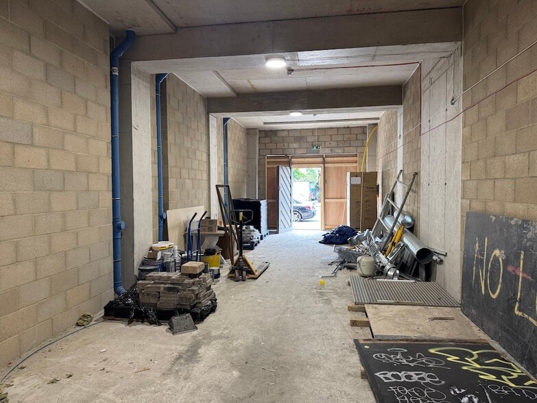 239-249 Commercial Rd, London for lease - Building Photo - Image 3 of 10