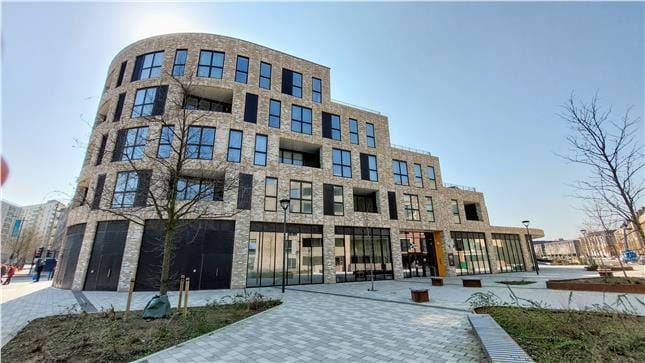 70 Villiers Gardens Gdns, London for sale - Primary Photo - Image 1 of 1