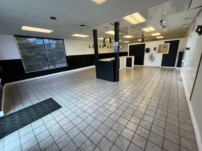 9 Cedar Swamp Rd, Smithfield, RI for lease - Building Photo - Image 3 of 7