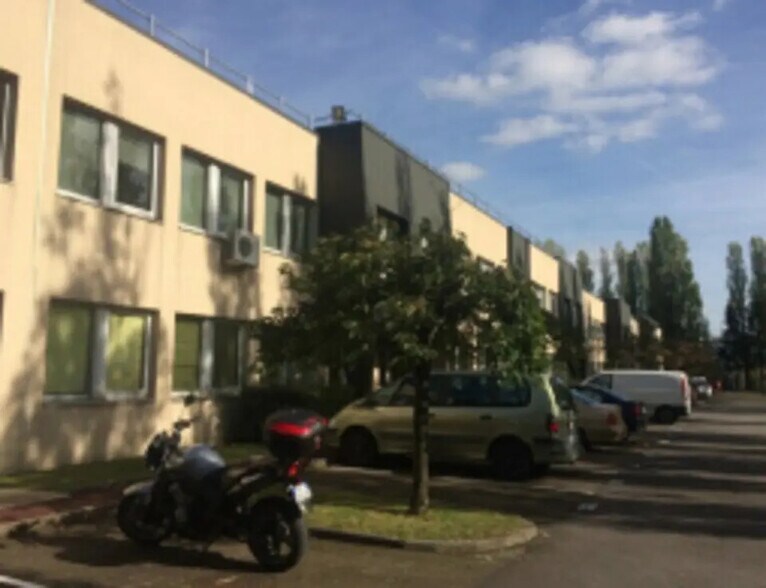 Flex in Coignières for lease - Building Photo - Image 1 of 3