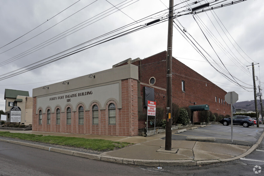 920 Wyoming Ave, Forty Fort, PA for lease - Primary Photo - Image 2 of 8