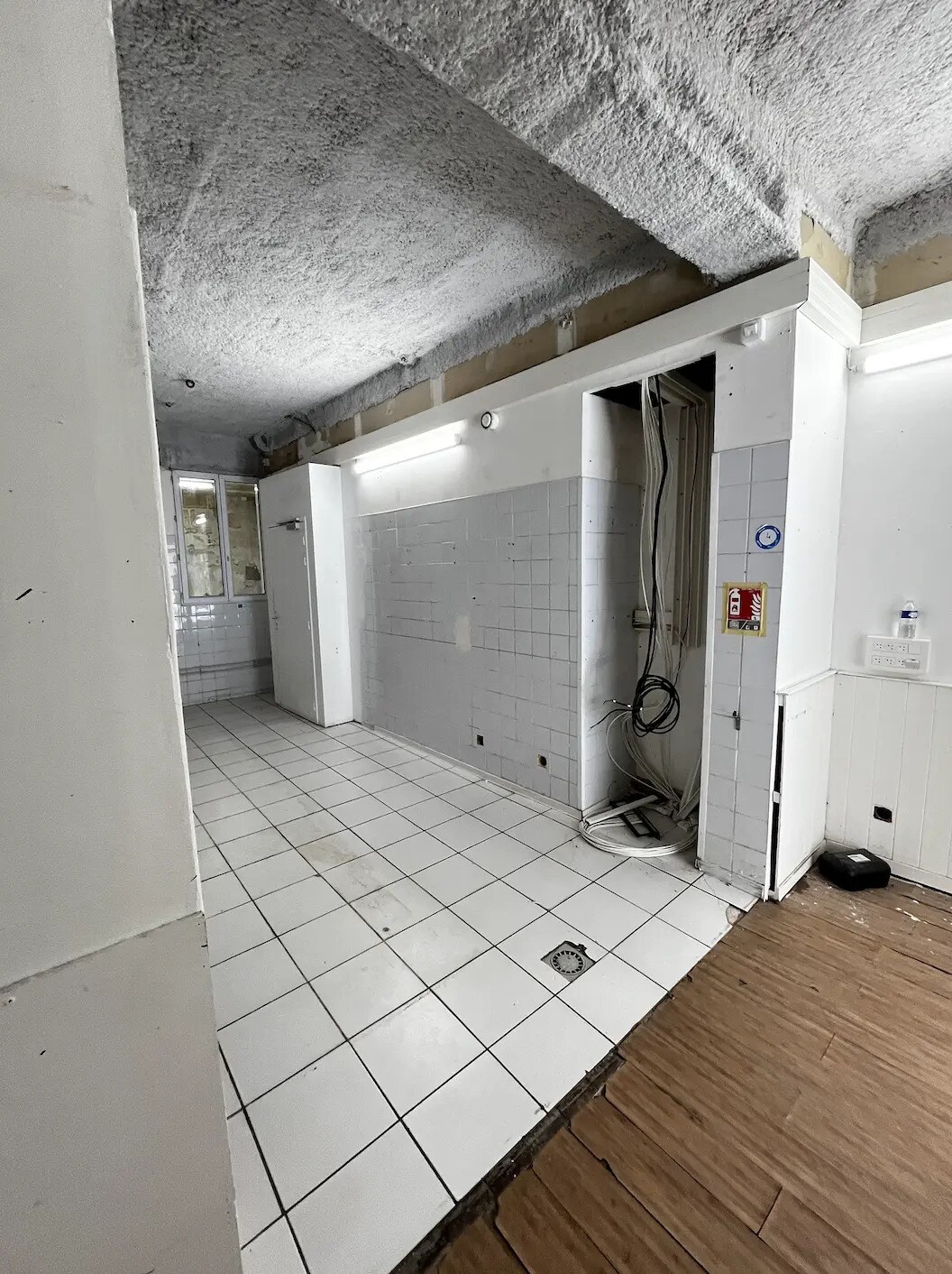 Retail in Bordeaux for lease Interior Photo- Image 1 of 5