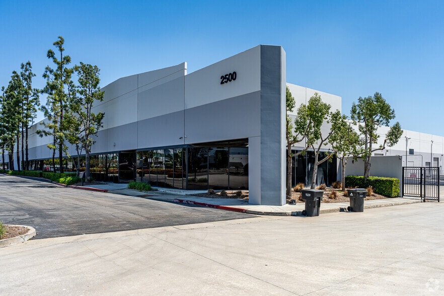 2500-2520 E Francis St, Ontario, CA for lease - Building Photo - Image 1 of 5