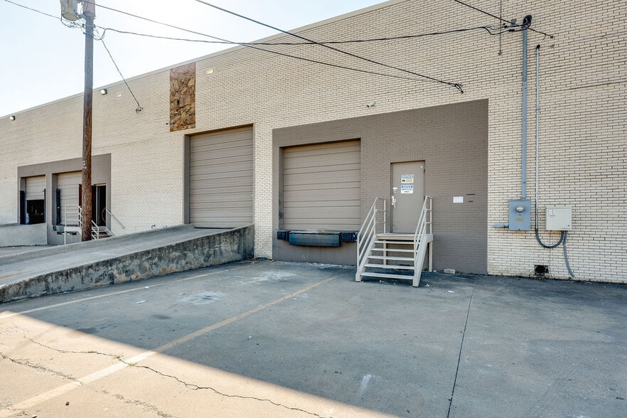 2838-2910 Anode Ln, Dallas, TX for lease - Building Photo - Image 2 of 7