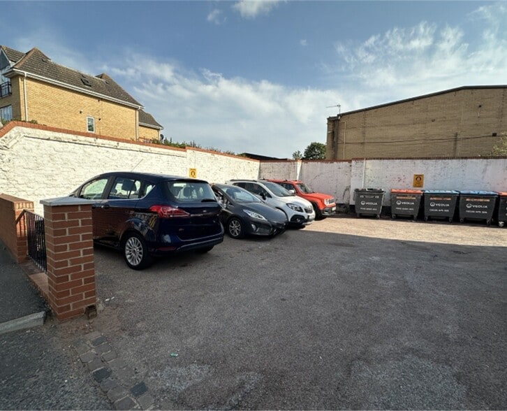 2 Manorgate Rd, Kingston Upon Thames for sale - Building Photo - Image 3 of 6