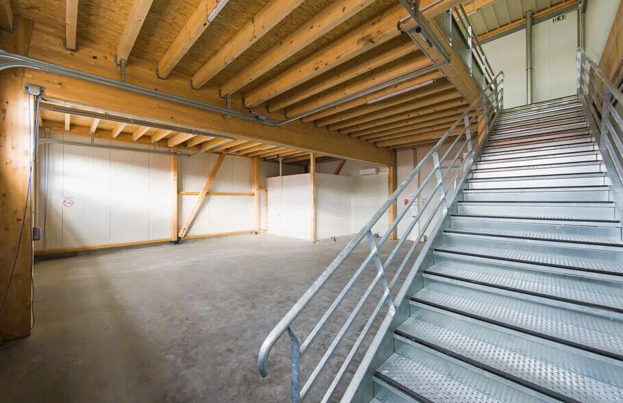 Flex in Niort for lease - Interior Photo - Image 3 of 11