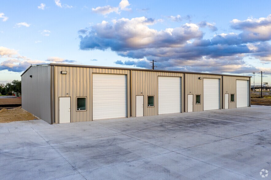 299 Navarro Dr, Seguin, TX for sale - Primary Photo - Image 1 of 19