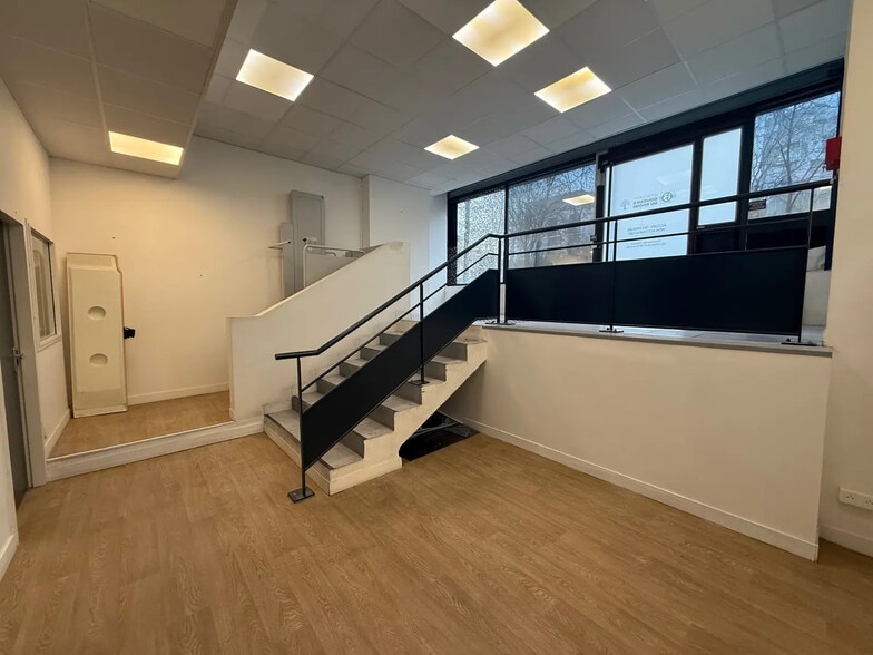 Office in Marseille for lease - Interior Photo - Image 2 of 6