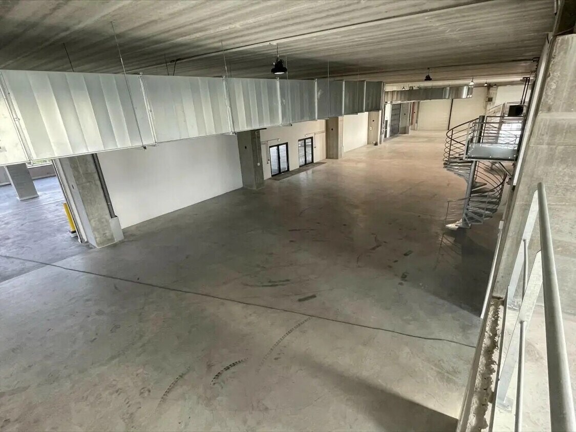 Office in Colombes for lease Interior Photo- Image 1 of 4