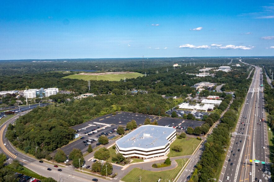 2929 Expressway Dr N, Hauppauge, NY for lease - Aerial - Image 3 of 6