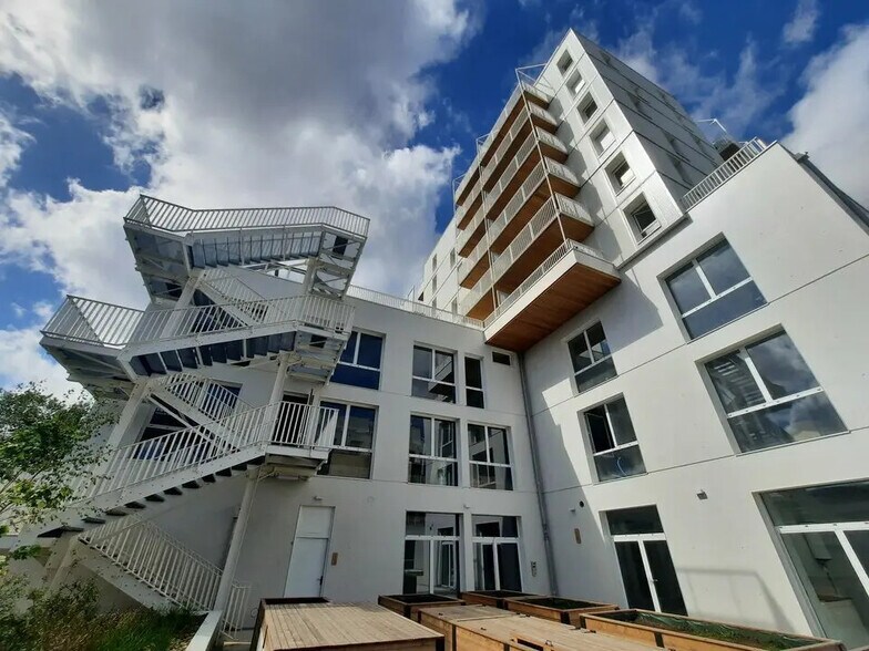 Office in Rouen for lease - Building Photo - Image 2 of 5