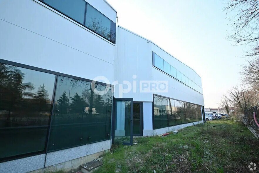 Office in Vénissieux for lease - Building Photo - Image 1 of 2
