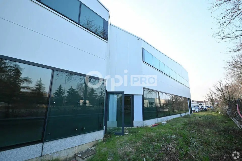 Office in Vénissieux for lease Building Photo- Image 1 of 3