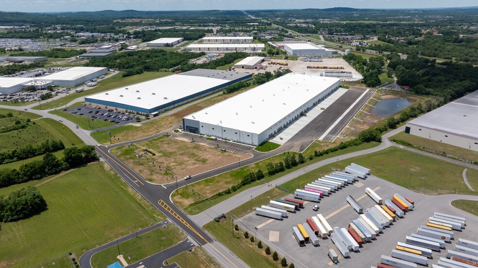 575 Maddox Simpson Pkwy, Lebanon, TN for lease - Building Photo - Image 1 of 13