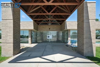 4050 River Center Ct NE, Cedar Rapids, IA for lease Building Photo- Image 2 of 45