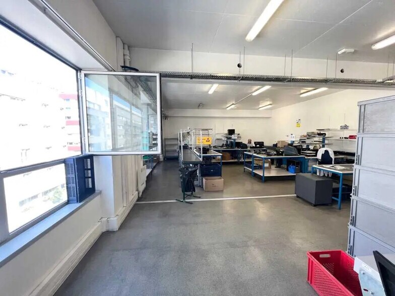 Flex in Paris for lease - Interior Photo - Image 3 of 4