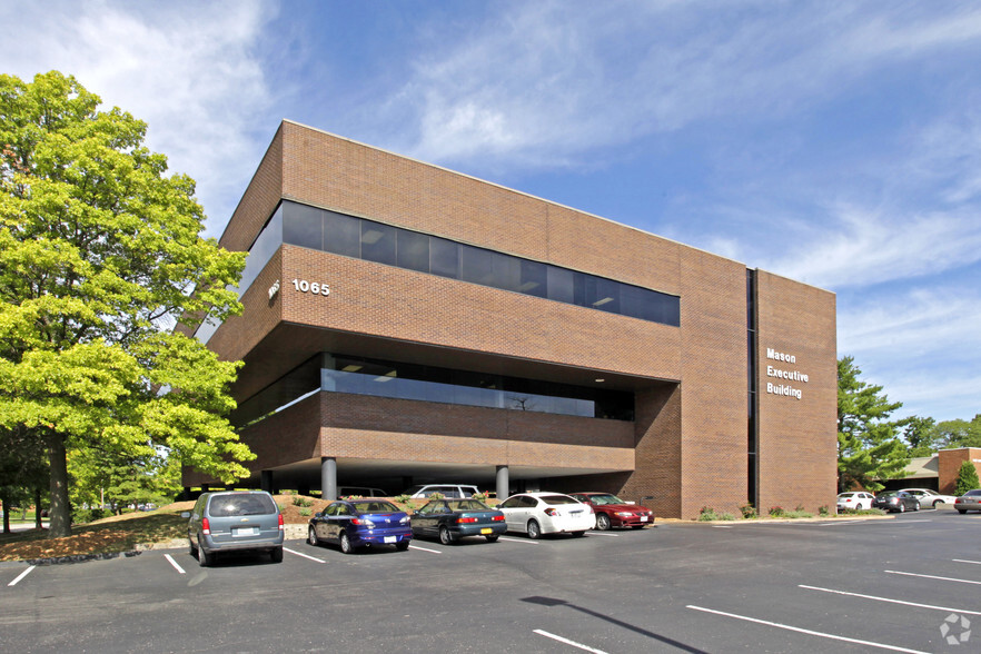 1065 Executive Parkway Dr, Creve Coeur, MO for lease - Building Photo - Image 1 of 4