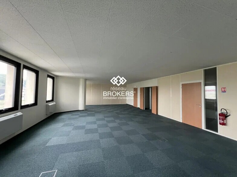 Office in Saint-Aubin for lease - Interior Photo - Image 2 of 8