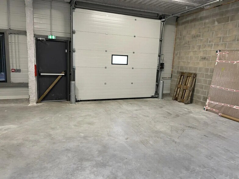 Flex in FRÉPILLON for lease - Interior Photo - Image 2 of 8