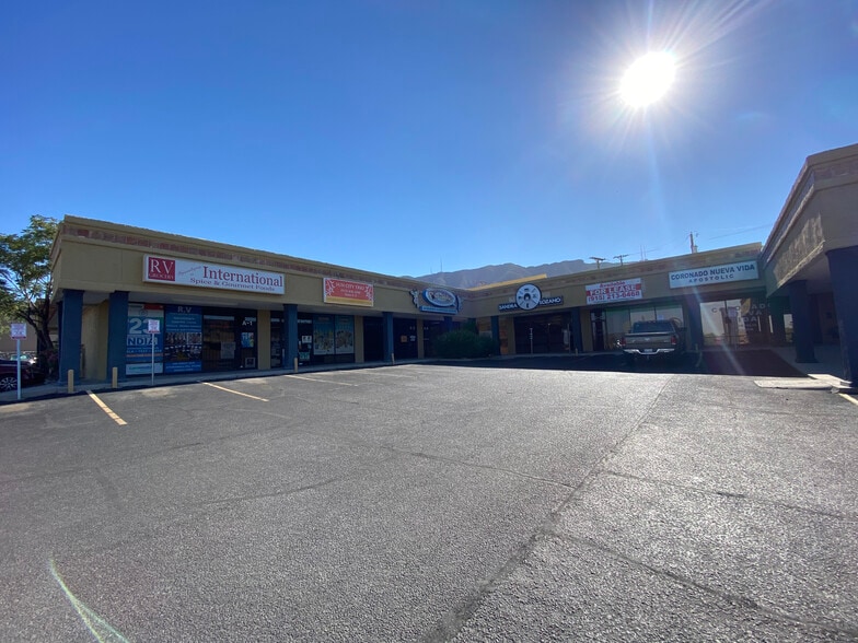 4700 N Mesa St, El Paso, TX for lease - Building Photo - Image 2 of 13