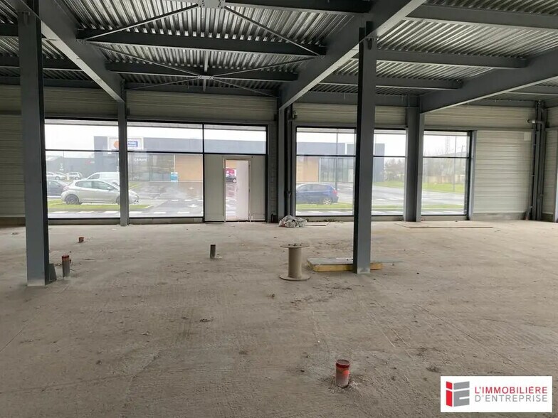 Retail in Mordelles for lease - Interior Photo - Image 3 of 4