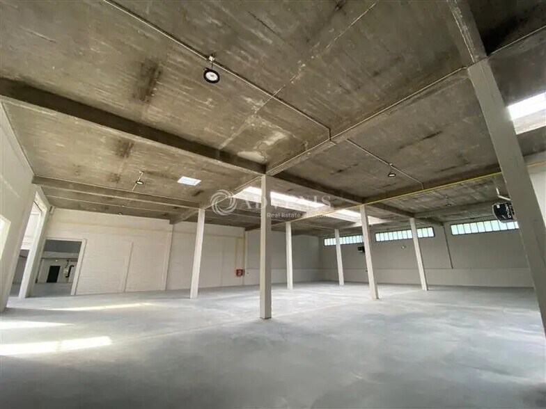 Flex in Montreuil for lease - Interior Photo - Image 3 of 12
