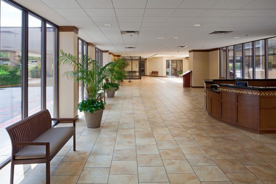 2665 N Decatur Rd, Decatur, GA for lease - Lobby - Image 2 of 4