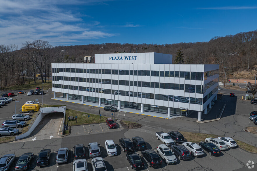 100 Mill Plain Rd, Danbury, CT for lease - Building Photo - Image 1 of 5