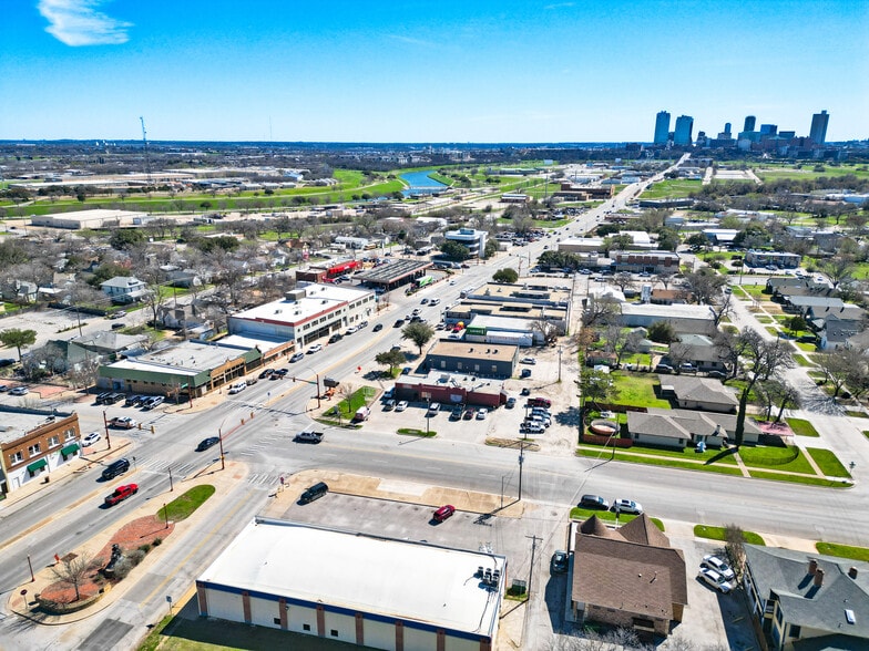 1332 N Main St, Fort Worth, TX for lease - Building Photo - Image 3 of 7