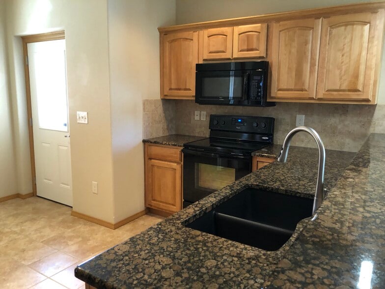 201 E Karla Ave, Haysville, KS for sale - Interior Photo - Image 3 of 4