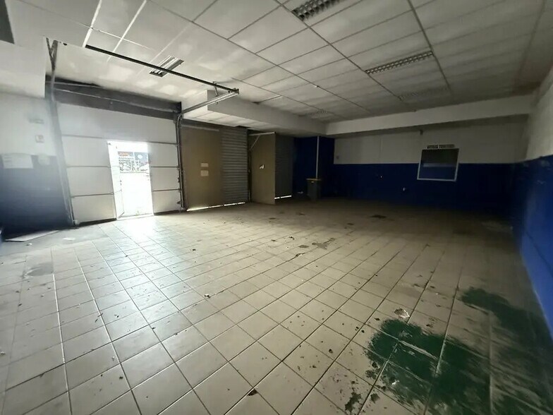 Retail in Saran for lease - Building Photo - Image 2 of 7