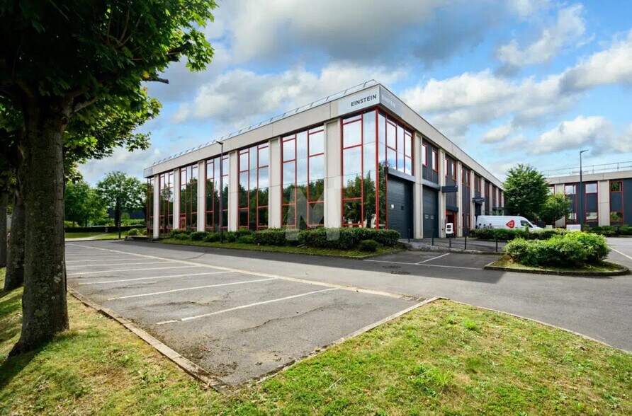 Flex in Antony for lease - Building Photo - Image 1 of 8