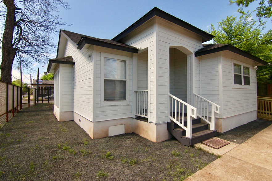 910 E Cesar Chavez St, Austin, TX for lease - Primary Photo - Image 1 of 22