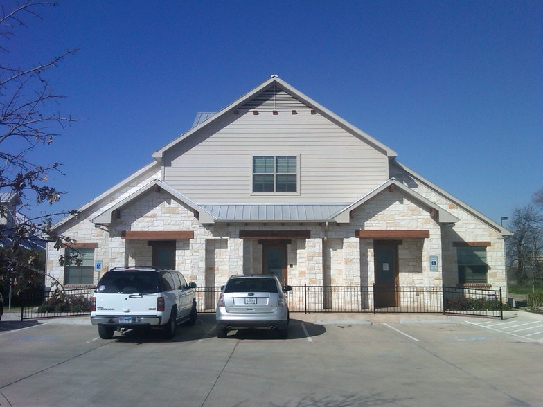 815 E Ira E Woods Ave, Grapevine, TX for lease - Building Photo - Image 3 of 4