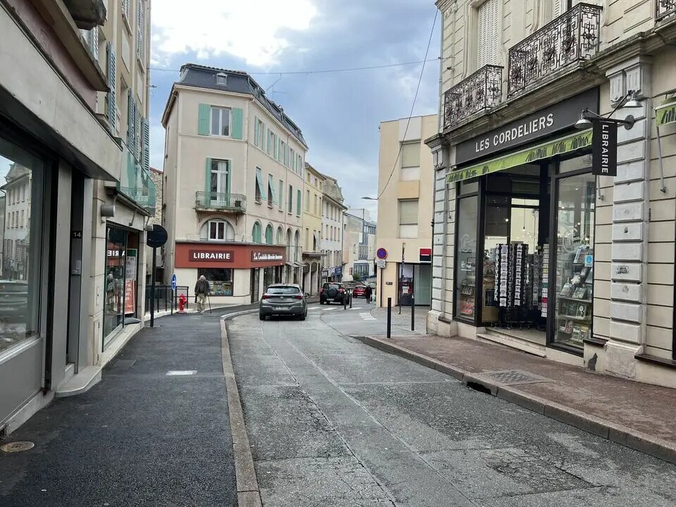 Retail in Valence for sale Building Photo- Image 1 of 10