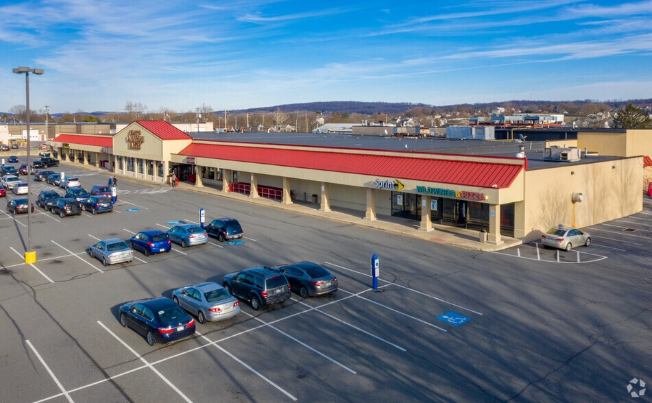 423 N Reading Rd, Ephrata, PA for sale - Primary Photo - Image 1 of 1