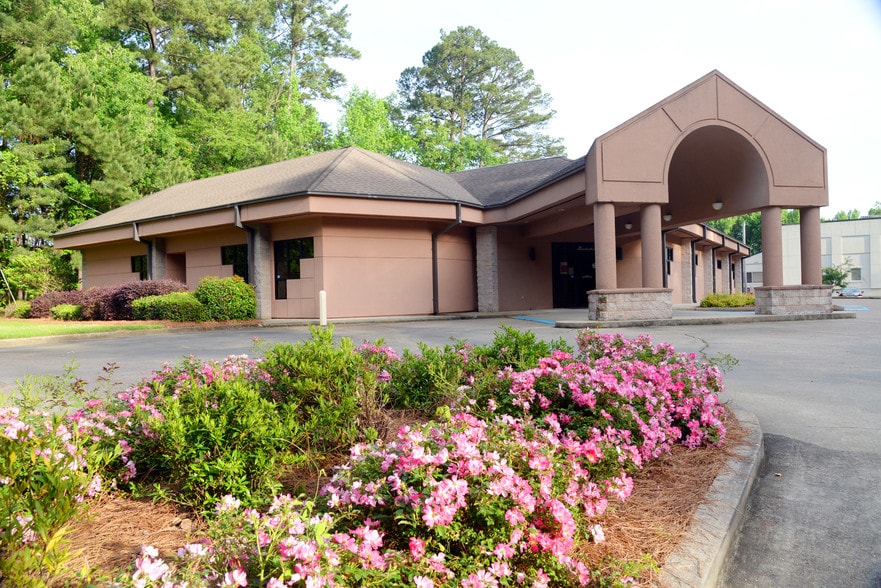 1405 Crossgates Dr, Brandon, MS for sale - Building Photo - Image 1 of 1