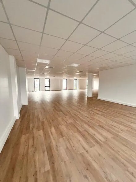 Office in Plaisir for lease - Interior Photo - Image 3 of 5