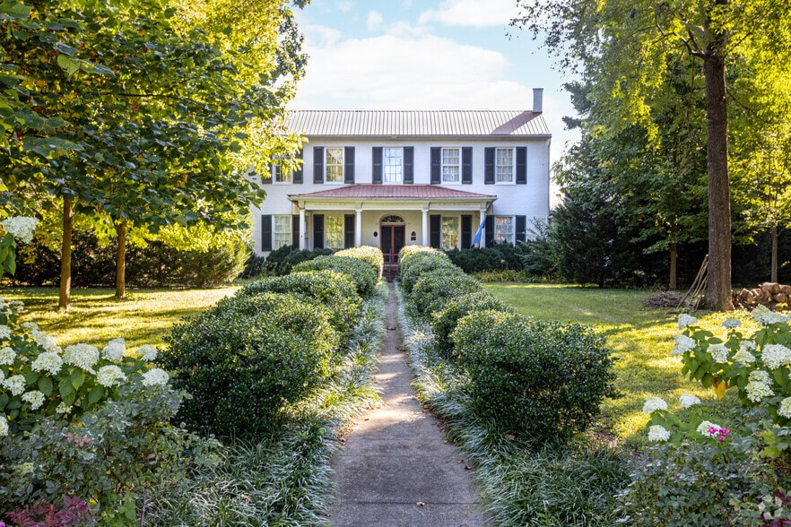 2227 Bashford Manor Ln, Louisville, KY for sale - Primary Photo - Image 1 of 13