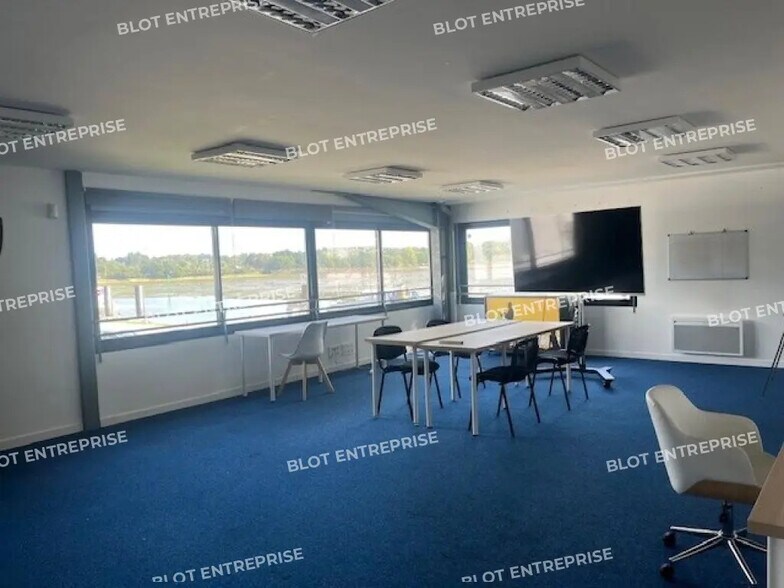 Office in Vannes for lease - Building Photo - Image 2 of 5